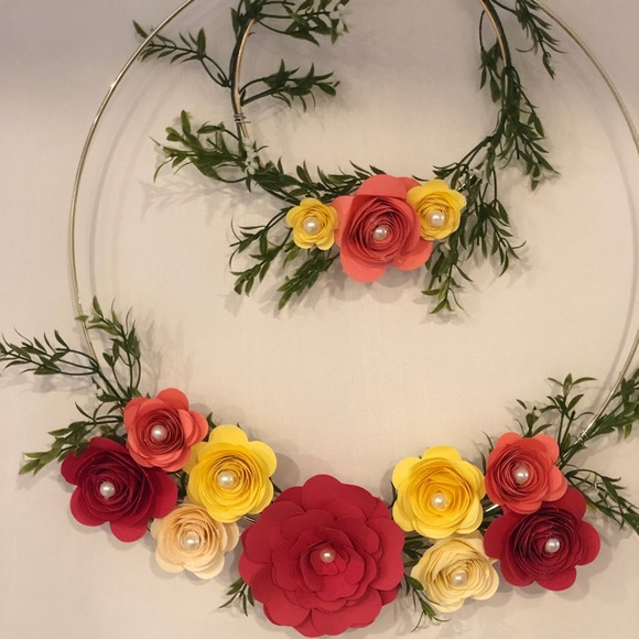 Wreath with paper flowers - Picture 3 of 6